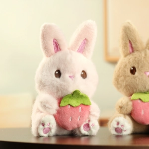 Gros plan sur des lapins en peluche fraise avec broderies fines et texture douce et soyeuse