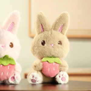 Gros plan d'un lapin en peluche avec une fraise rose et broderie de patte détaillée