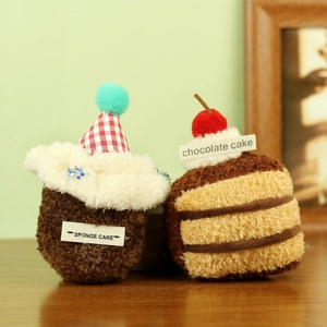 Lindo llavero de peluche de postre con diseños de bizcocho y trozos de chocolate con gorritos