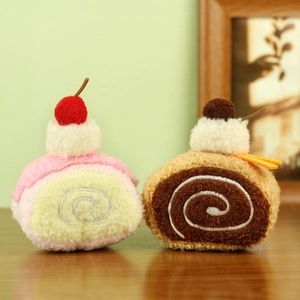 Llavero de peluche con diseño de pastel de fresa y chocolate estilo suizo