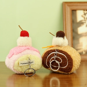 Detalle de los llaveros de peluche con forma de pastel enrollado de fresa y chocolate