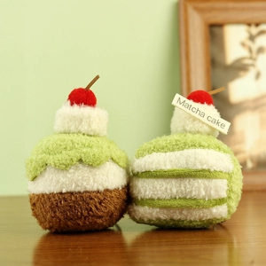 Detalle del llavero de peluche de pastel de matcha con texturas suaves y cereza