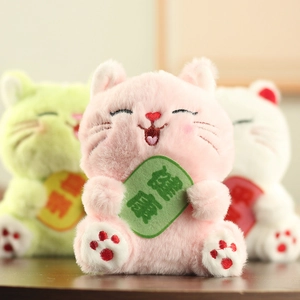 Dettaglio di ciondoli gatto portafortuna in peluche con ricami e morbida consistenza