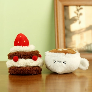 Detalle de colgantes de peluche de pastel de fresa y taza de café de vellón suave