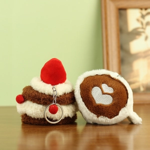 Detalle de llavero de peluche con taza de café y pastel de chocolate con fresa y latte art