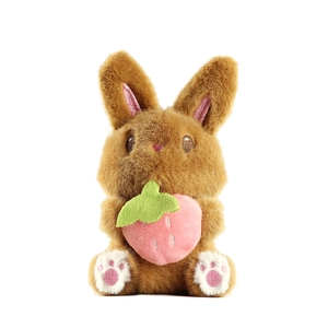 Lapin en peluche marron tenant une fraise rose avec détails de pattes sur fond blanc