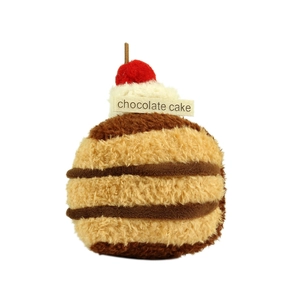 Lindo llavero de peluche de pastel de chocolate con cereza y tela a rayas