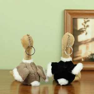 Détail des porte-clés en peluche autruche marron et noir avec anneaux en métal