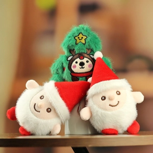 Pendentifs mignons en peluche de sapin de Noël et Père Noël avec chaînes sur table en bois