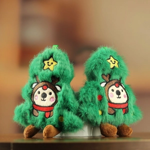 Détail d'ornements en peluche de sapin de Noël avec broderie de cerf et texture douce