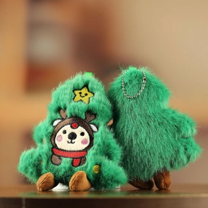 Détail de pendentifs sapin de Noël en peluche verte avec broderie renne et chaîne argent