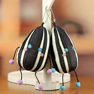 Detail van pluche zonnebloempit hangers met gezichtjes en kleurrijke zachte bontballen