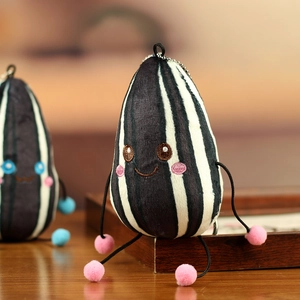 Close-up van schattige zonnebloempit pluche hanger met roze wangen en zachte textuur