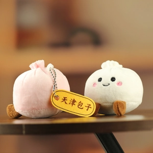 Détail de porte-clés brioche en peluche avec broderie et étiquettes Tianjin