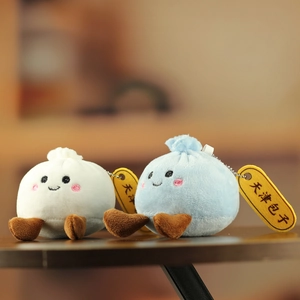 Gros plan de porte-clés en peluche brioche mignons avec visages brodés et tags