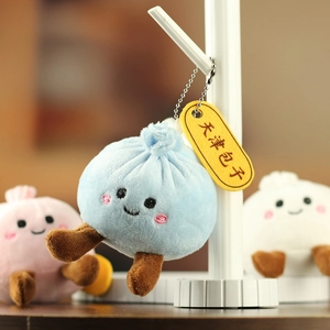 Vue macro de porte-clés baozi en peluche mignons en bleu, rose et blanc en tissu doux