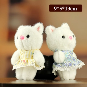 Mignons chatons en peluche blanche en robes de dentelle florale jaune et bleue, 9x5x13cm