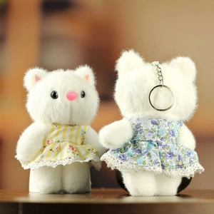 Porte-clés chat en peluche blanche avec robes à fleurs et anneaux métalliques