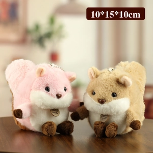Porte-clés écureuils en peluche marron et rose avec étiquettes faites à la main sur bois