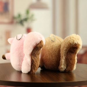 Détails de porte-clés écureuils en peluche montrant de grandes queues et chaînettes