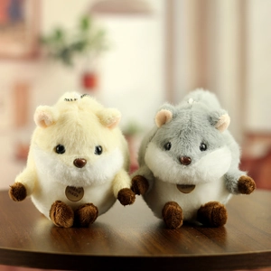 Détail de deux porte-clés hamsters en peluche faits main avec fausse fourrure