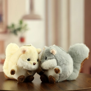 Détail de porte-clés écureuils en peluche avec étiquettes en bois et chaînes à billes