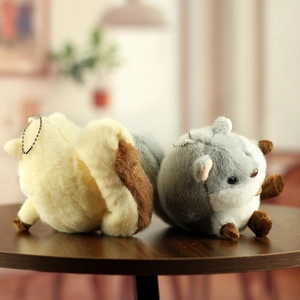 Détail de porte-clés peluche écureuil mignon sur table en bois avec chaînes à billes