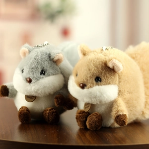 Détail de porte-clés écureuil en peluche avec fourrure douce et médaillon en bois