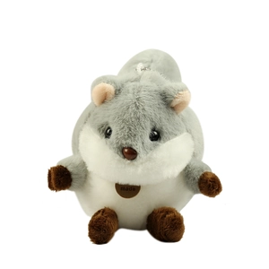 Porte-clés écureuil en peluche gris et blanc avec une étiquette en métal gravée