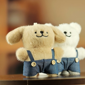 Peluches chiots mignonnes en marron et blanc avec salopette en jean et boutons