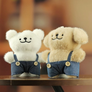 Gros plan de peluches chien et ours en salopette bleue avec textures de fourrure fine