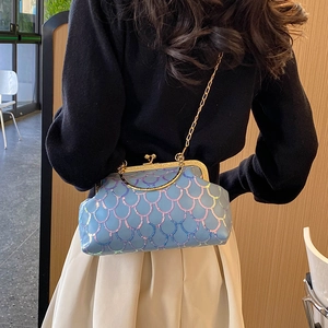 Sac à main bleu clair à paillettes scintillantes avec texture écailles et chaîne dorée