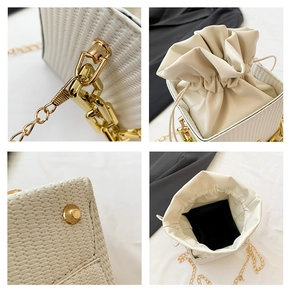 Detail van de crème geweven tas met gouden ketting, trekkoordsluiting en klinknagels