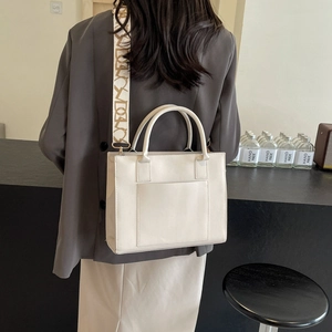 Sac fourre-tout chic en cuir PU crème avec une large bandoulière jacquard géométrique