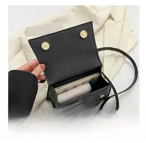 Vue intérieure du sac bandoulière matelassé noir montrant l'espace pour téléphone et portefeuille