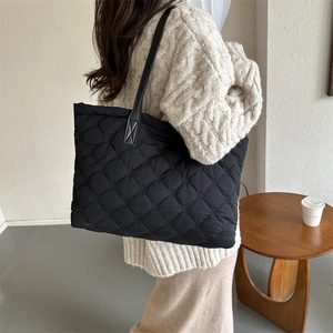 Sac fourre-tout noir matelassé à motif de losanges pour tenues d'automne et d'hiver