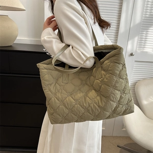 Sac fourre-tout matelassé vert clair avec motif à losanges et intérieur spacieux