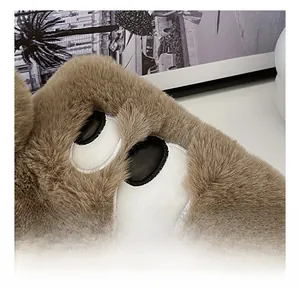 Vue détaillée de la texture en peluche marron avec décoration d'oeil de dessin animé