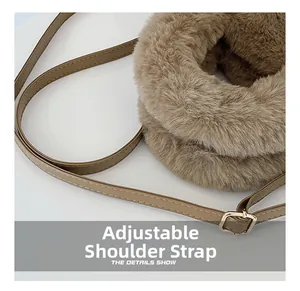 Détail de la bandoulière réglable en cuir kaki avec boucle dorée sur sac en peluche