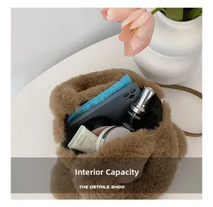 Détail de l'intérieur du sac en peluche marron montrant sa grande capacité