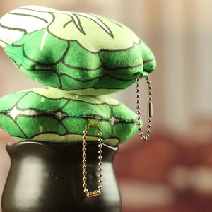 Dettaglio di due ciondoli a cavolo in peluche con foglie verdi e catenelle in metallo