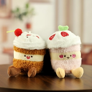 Porte-clés cupcakes en peluche avec visages mignons et cerises sur table en bois