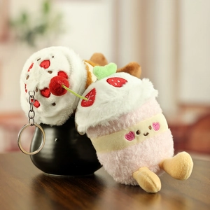 Porte-clés cupcake en peluche avec broderie fraise et cerise sur anneau en métal
