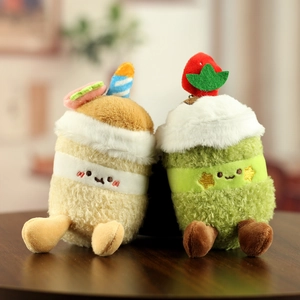 Détail de porte-clés gâteau en peluche avec broderie mignonne et texture de tissu doux