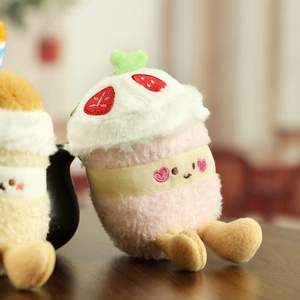 Détail du porte-clés peluche cupcake fraise avec tissu doux et broderie de cœur