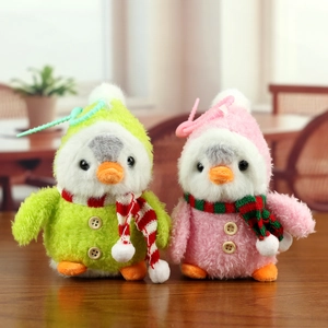 Porte-clés peluche pingouin rose et vert avec écharpes rayées et crochet mignon