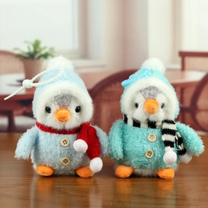Pendentifs en peluche pingouin mignons avec bonnets et écharpes d'hiver sur bois