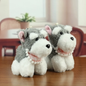 Porte-clés chien Schnauzer en peluche grise avec bavoir à carreaux roses sur bois