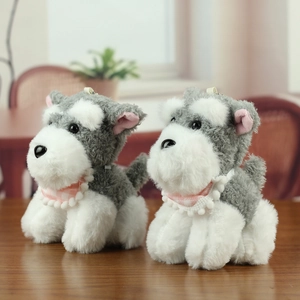 Porte-clés en peluche Schnauzer avec écharpes à carreaux sur une table en bois
