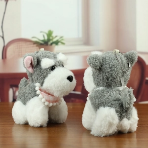 Vues détaillées du charme en peluche Schnauzer avec bavoir rose et perles blanches